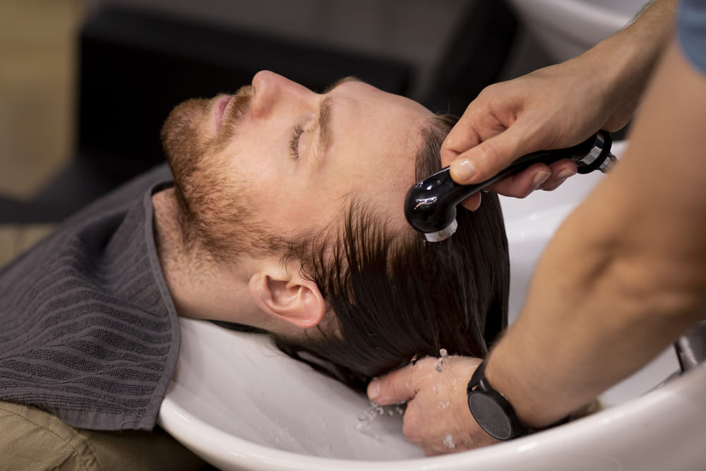 peluquero arreglando su cliente (1) (1)